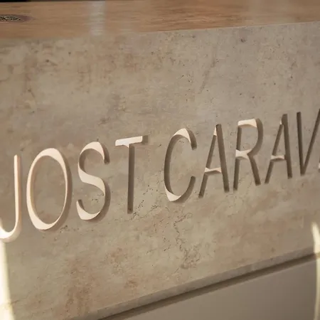 Jost Caravel ホテル Radhimë