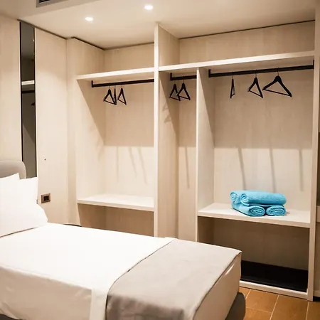 Jost Caravel Otel Radhimë