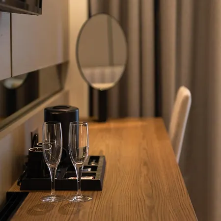 Jost Caravel Otel Radhimë