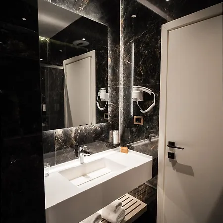 Otel Jost Caravel Radhimë