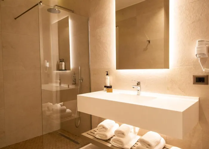 Jost Caravel Otel Radhimë